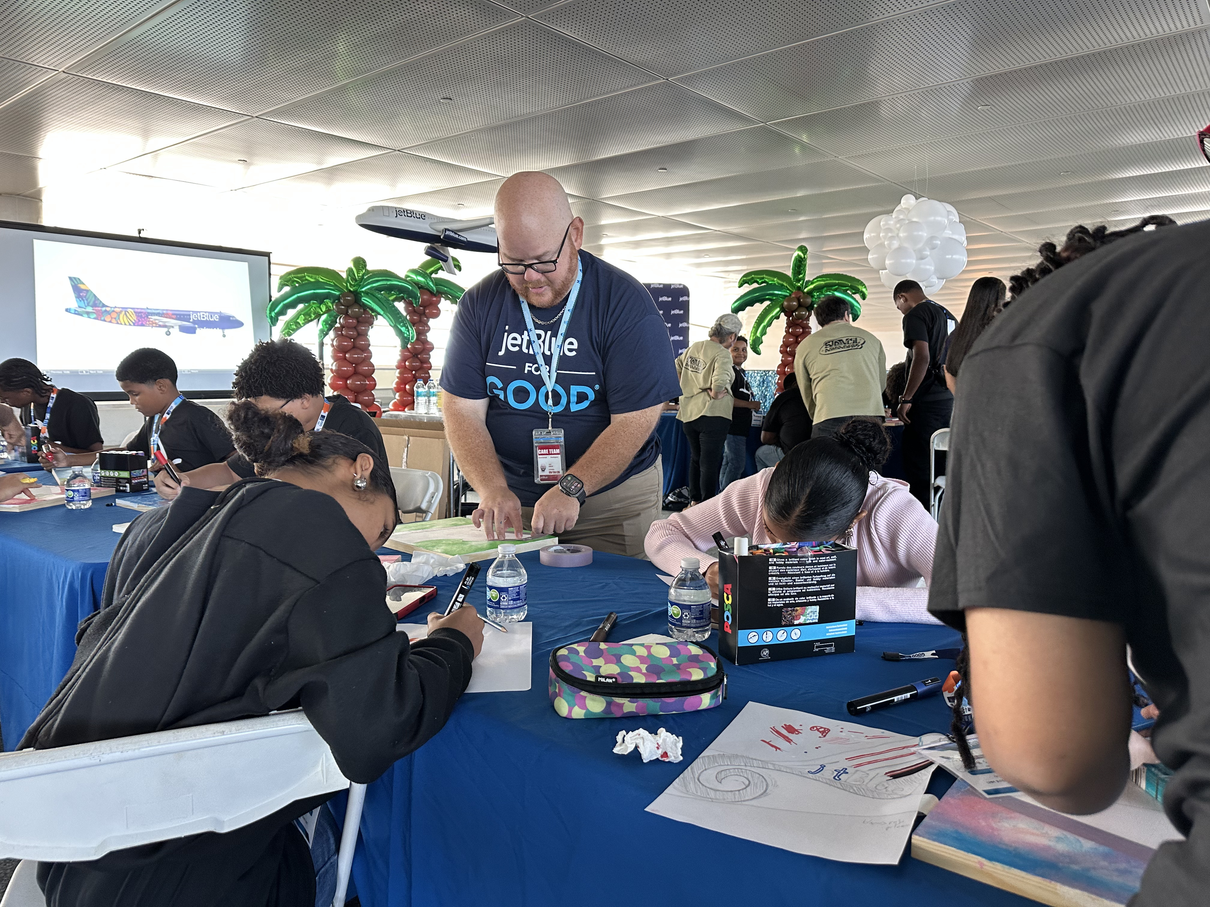 JetBlue Isla del Bluencanto y taller artístico con jóvenes